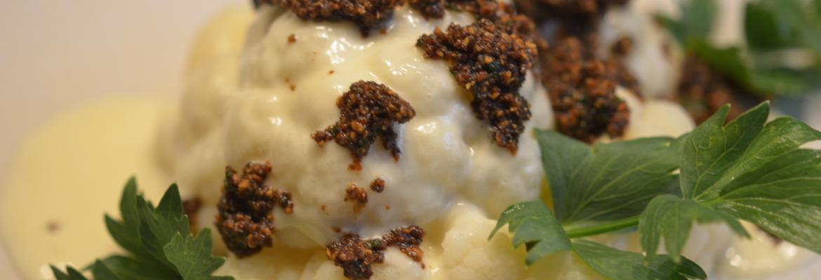 Coliflor con bechamel y crujientes de hierbas