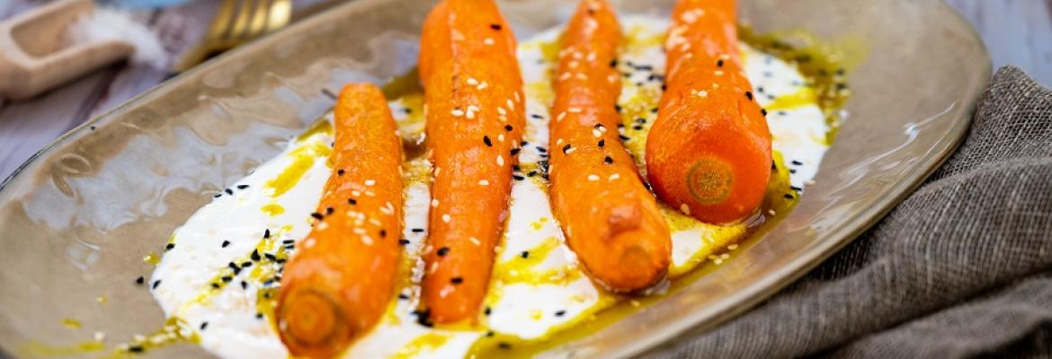 Zanahorias asadas con mantequilla de curry dorada y yogur feta