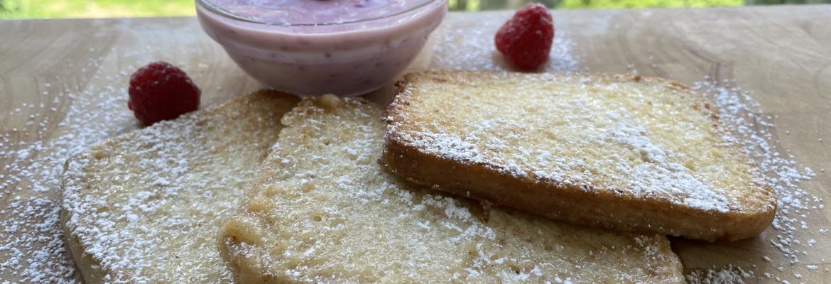 Torrijas con yogur de frambuesa