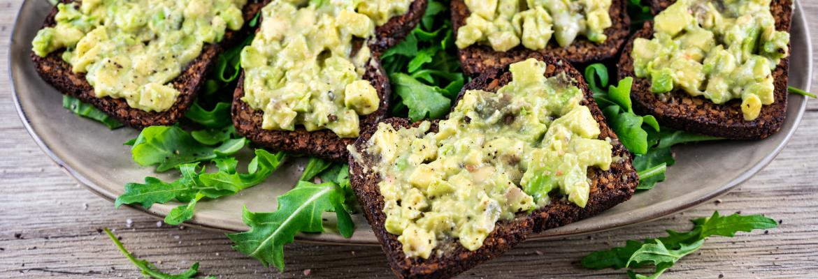 KetoSlices con crema de aguacate y ensalada de rúcula