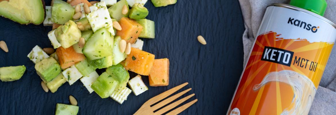 Ensalada de melón de verano y queso feta con aguacate